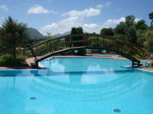 Puente sobre piscina Camping Ribadesella