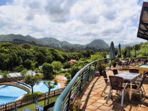 terraza exterior con vistas en Camping Asturias