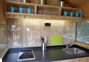 Detalle de cocina en tienda safari