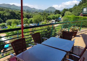terraza exterior con vistas en Camping Asturias